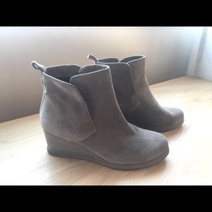 Blondo taupe waterproof suede Karla bootie.